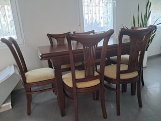Mesa de comedor y 6 sillas de madera