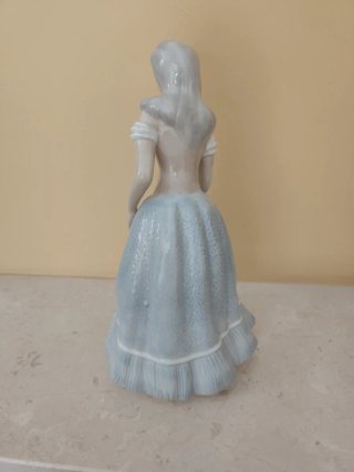 Figura de porcelana fina, chica con sombrero.