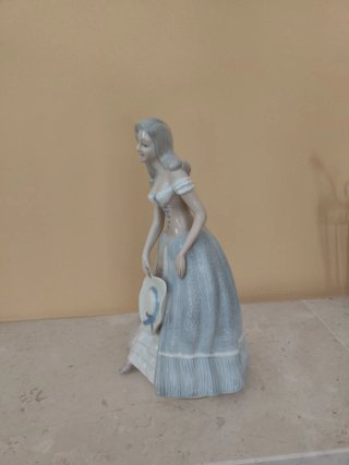 Figura de porcelana fina, chica con sombrero.