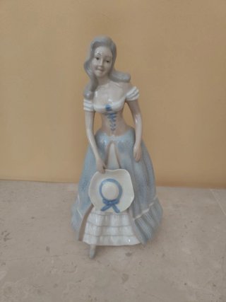 Figura de porcelana fina, chica con sombrero.