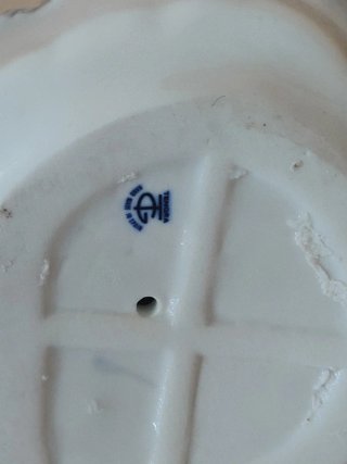 Figura de porcelana fina, chica con sombrero.