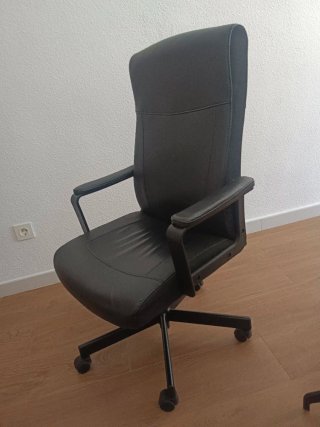 Silla de oficina negra
