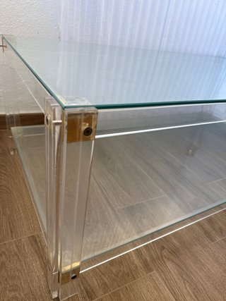 Mesa de cristal con detalles dorados