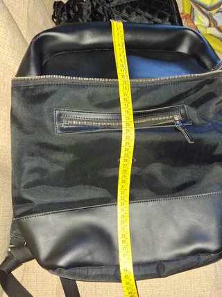 Mochila negra con compartimentos para portatil