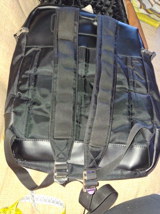 Mochila negra con compartimentos para portatil