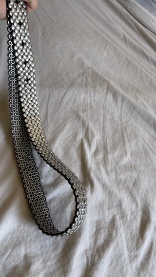 Cinturón plateado con tachuelas