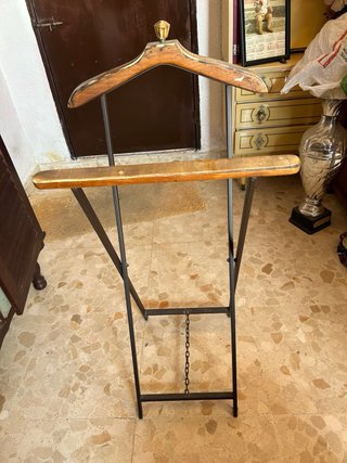 Percha de madera y metal
