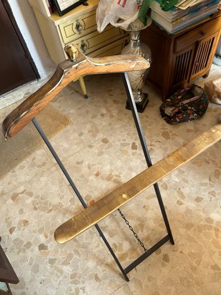 Percha de madera y metal
