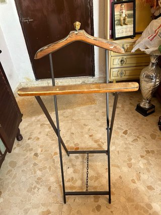 Percha de madera y metal
