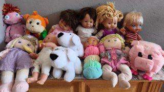 Lote de muñecos y peluches variados 2€ cada uno.