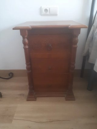 Mesita de noche rústica de madera