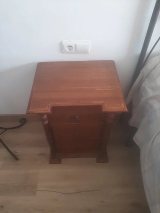 Mesita de noche rústica de madera