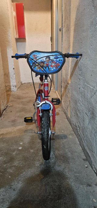 Bicicleta infantil roja y azul
