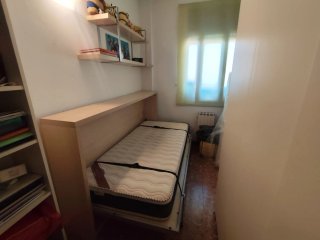 Cama abatible con estantería