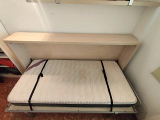 Cama abatible con estantería