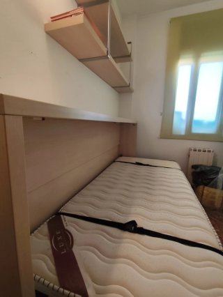 Cama abatible con estantería
