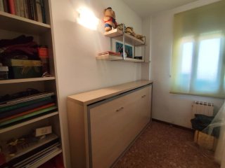 Cama abatible con estantería