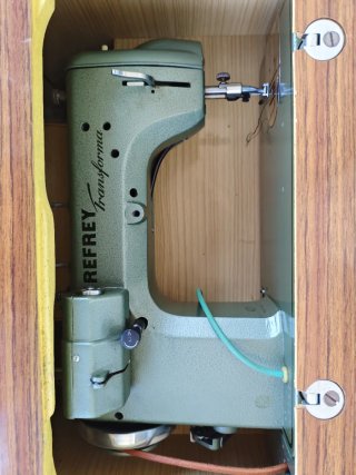 Armario/mesa de madera con máquina de coser Refrey