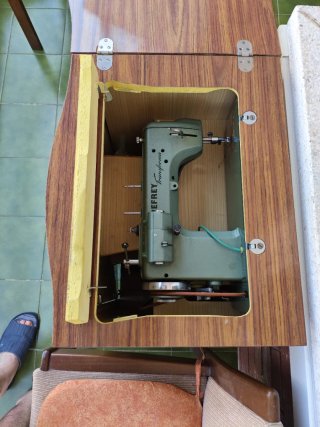 Armario/mesa de madera con máquina de coser Refrey