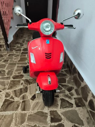 Moto eléctrica Vespa roja infantil