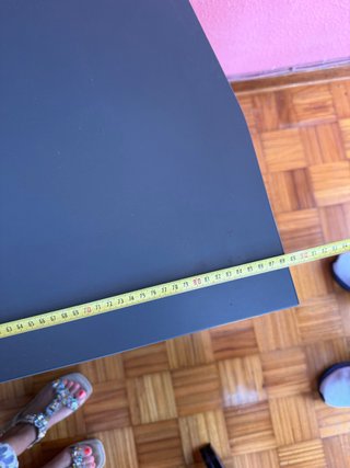 Mesa TV de madera melamina y cristal.