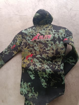Traje neopreno Elite  talla s-m 2 piezas camuflaje