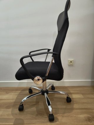 Silla de oficina ergonómica negra