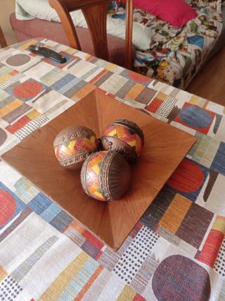 Adorno de mesa de madera y metal