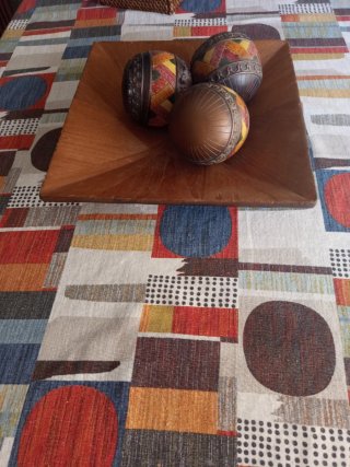 Adorno de mesa de madera y metal