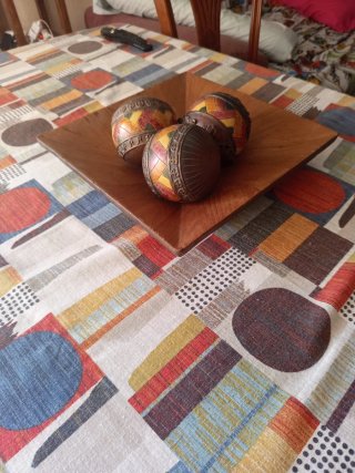 Adorno de mesa de madera y metal