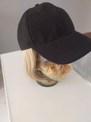 Gorra con peluca rubia