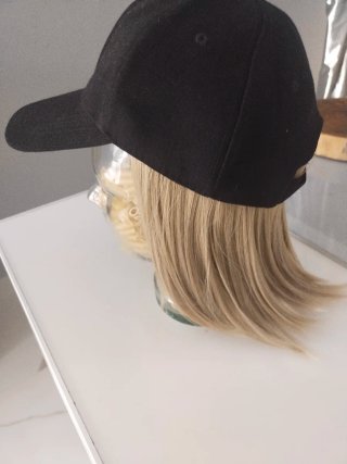 Gorra con peluca rubia