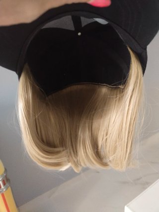 Gorra con peluca rubia
