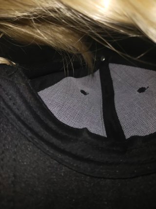 Gorra con peluca rubia