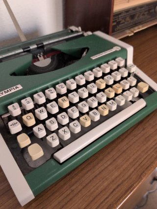 Máquina de escribir Olympia Traveller Deluxe