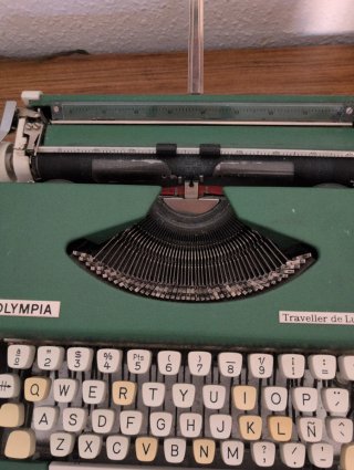 Máquina de escribir Olympia Traveller Deluxe
