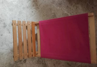 Silla baja roja tela y madera piscina