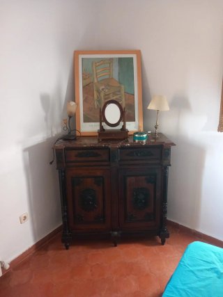Cómoda de madera y mármol.