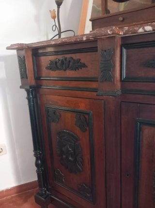 Cómoda de madera y mármol.