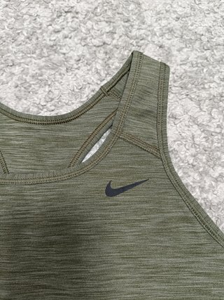 Top deportivo caqui Nike