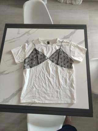 T-shirt bianca con pizzo nero