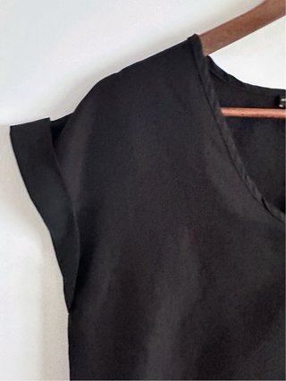 Blusa negra fluida escote V Atmosphere Talla M