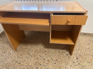 Escritorio de madera con cajón