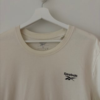 Camiseta Reebok Talla L, color blanco roto