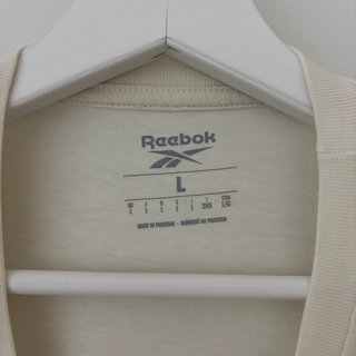 Camiseta Reebok Talla L, color blanco roto
