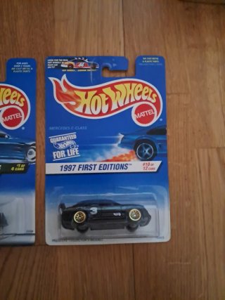Hot Wheels X-Ray Cruiser y Mercedes C-Class