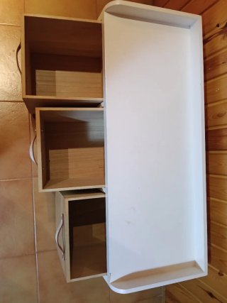 Mueble de madera con cajones y tiradores