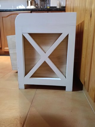 Mueble de madera con cajones y tiradores