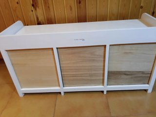 Mueble de madera con cajones y tiradores