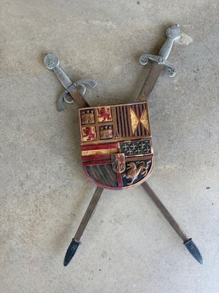 Escudo de armas con espadas